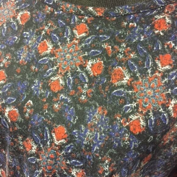 Floral Top w/ Lace Sleeve Detail - Picture 4 of 5